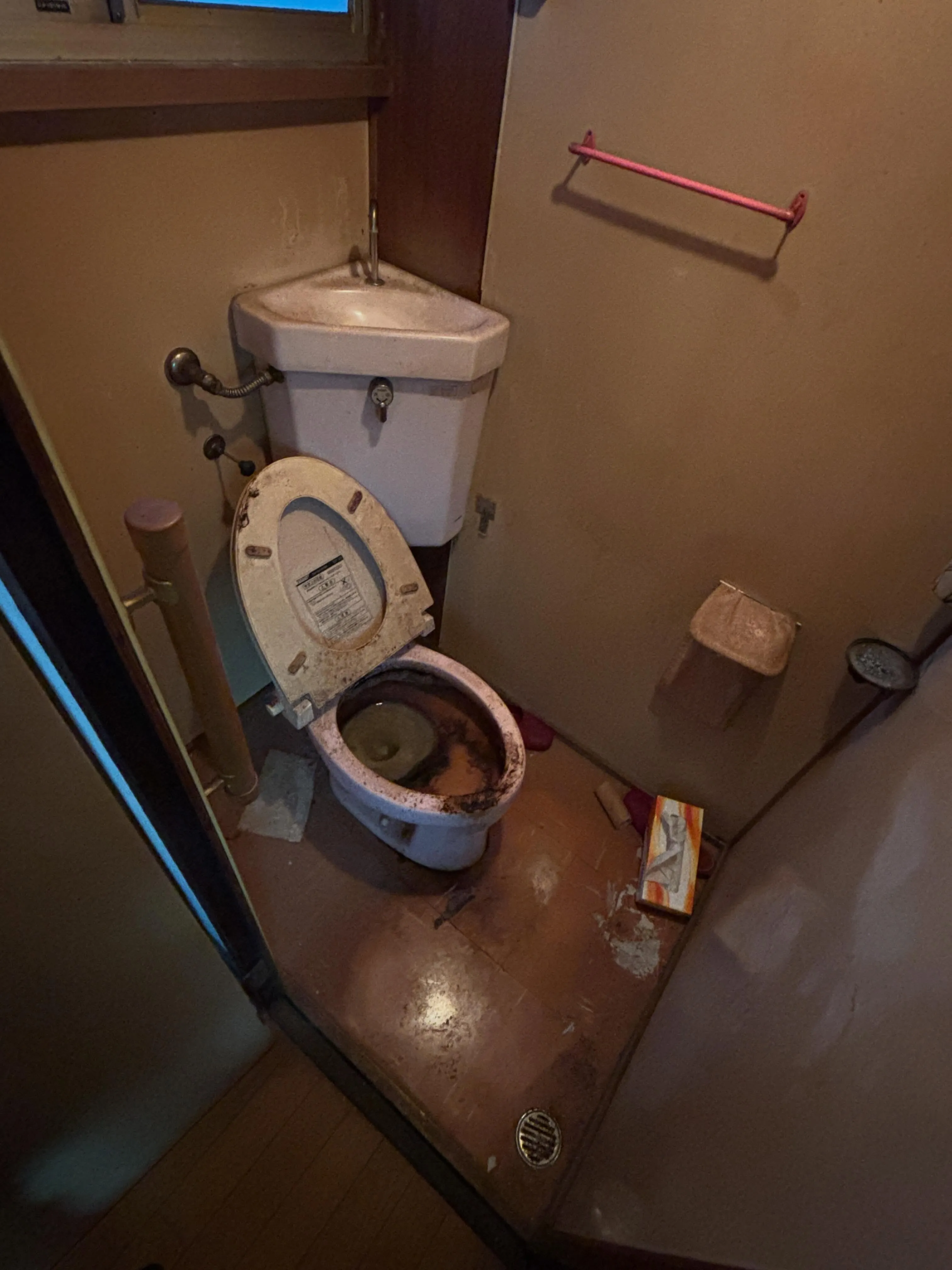 トイレ内のリフォームでした。
