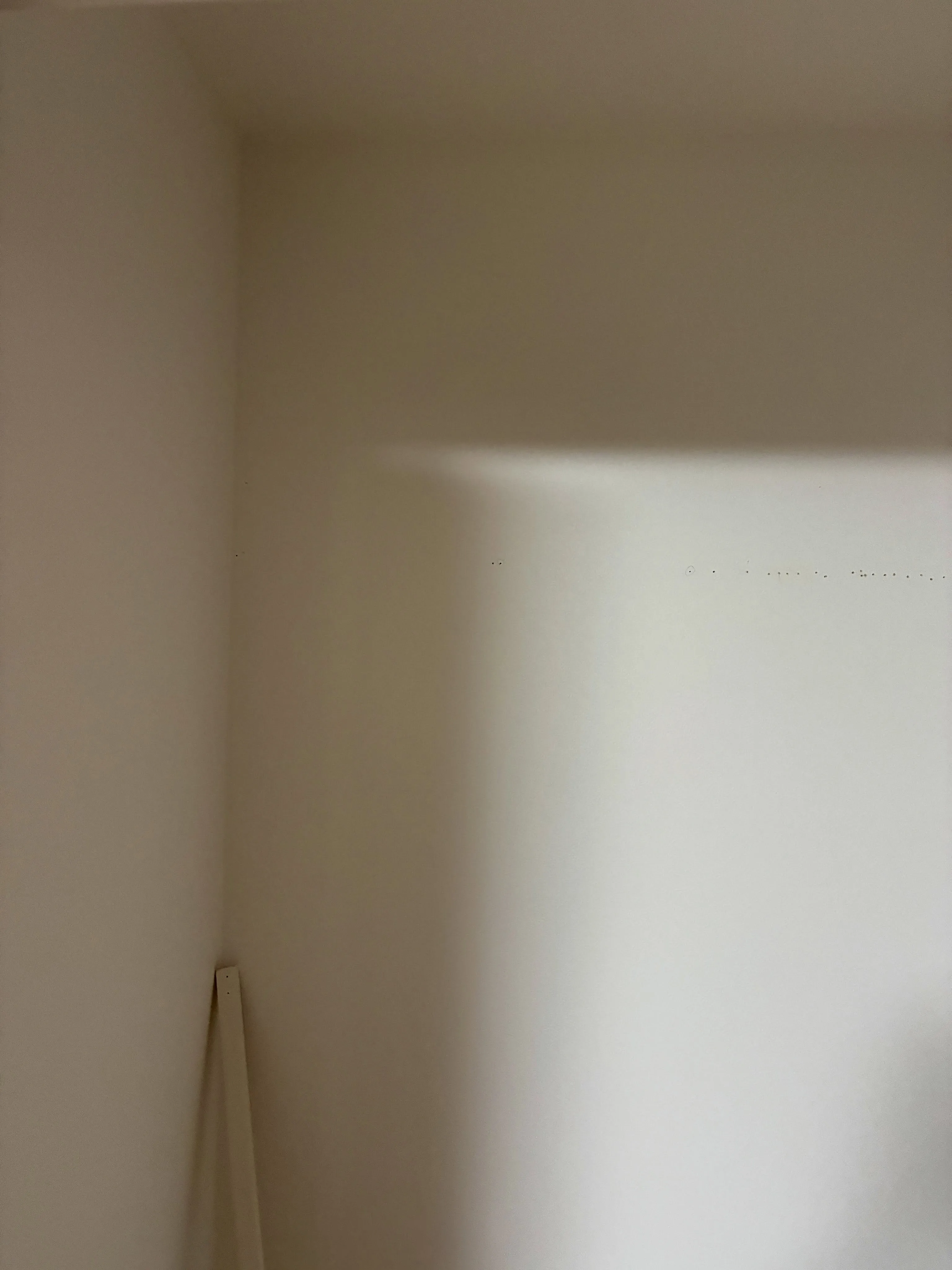 枕棚を取り付けました。