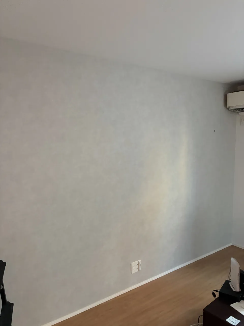 クロスと建具の組み立てです。