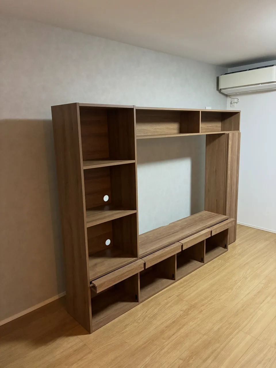 クロスと建具の組み立てです。