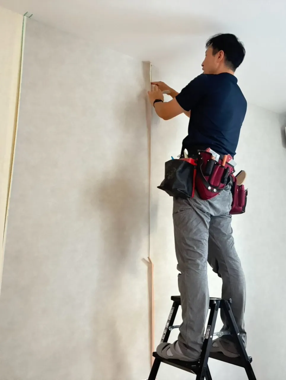 クロスと建具の組み立てです。